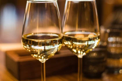 Veja lista dos melhores vinhos brancos por até R$ 70 para beber neste feriado