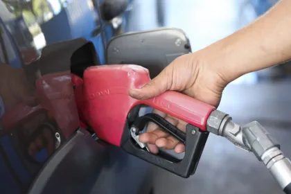 Petroleiros aprovam medida que barateia preço dos combustíveis