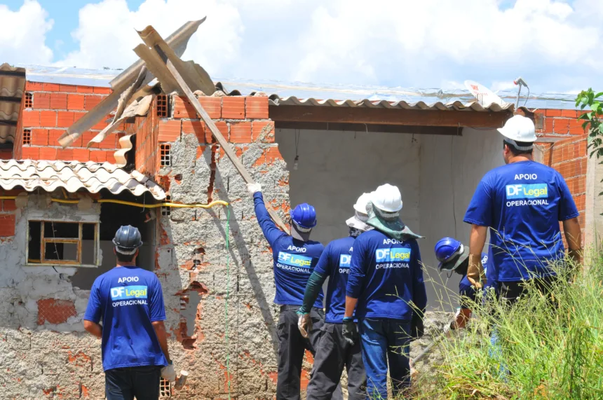 GDF recupera área pública invadida equivalente a 600 campos de futebol -  Agita Brasília