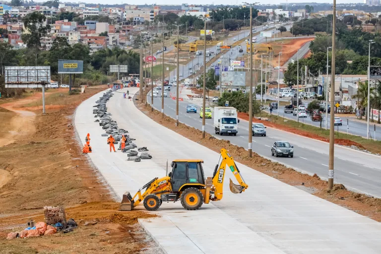 Primeira fase da pavimentação da via Estrutural alcança trecho de 9,6 km -  Agita Brasília
