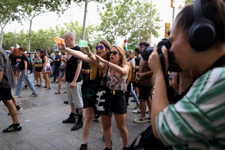 Moradores protestam com pistolas de água contra turistas em Barcelona | Turismo e Viagem