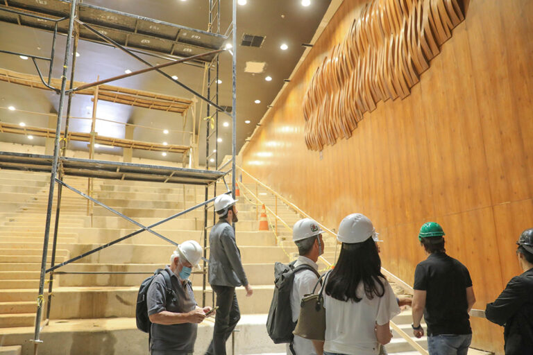 Obras no Teatro Nacional entram na fase de acabamento e restauração dos  painéis de Athos Bulcão - Agita Brasília