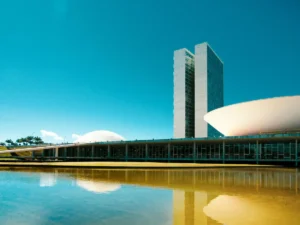 Visite Brasília e descubra a maior área tombada do mundo. Roteiro com arquitetura de Niemeyer, curiosidades, distâncias e o melhor do turismo no DF. Confira!