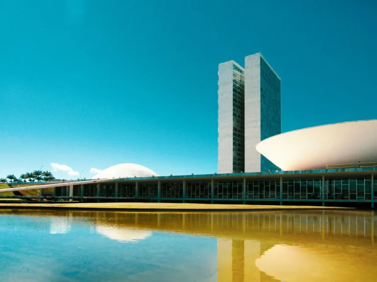 Visite Brasília e descubra a maior área tombada do mundo. Roteiro com arquitetura de Niemeyer, curiosidades, distâncias e o melhor do turismo no DF. Confira!