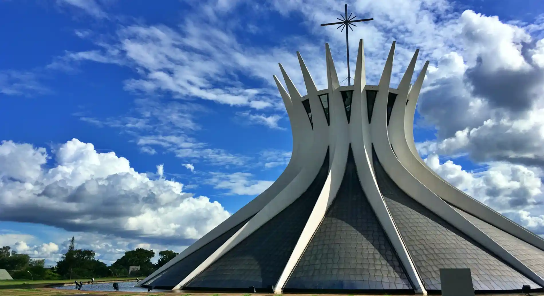 bras de Oscar Niemeyer em Brasília para visitar